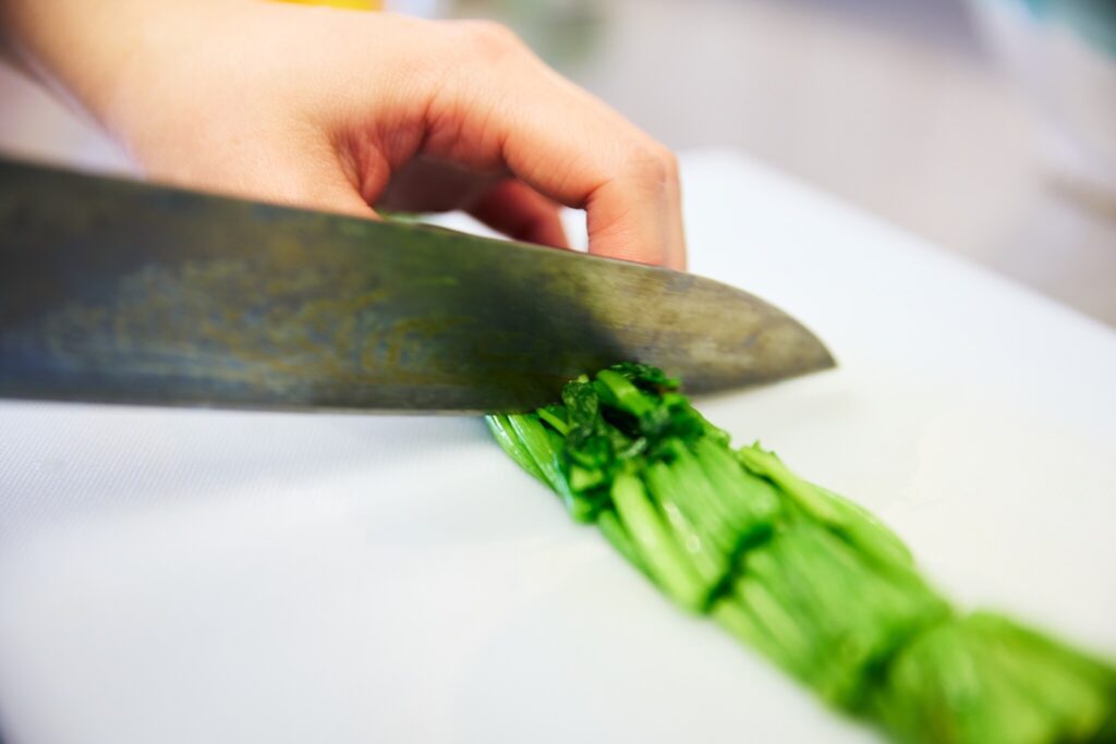 4 せりと金柑の白和え/おべんと屋さん〈75foods〉吉森なな子のレシピ帖 #10 | せりをカットする前に、水気をしっかり絞りましょう。 4 せりと金柑の白和え/おべんと屋さん〈75foods〉吉森なな子のレシピ帖 #10 | せりをカットする前に、水気をしっかり絞りましょう。