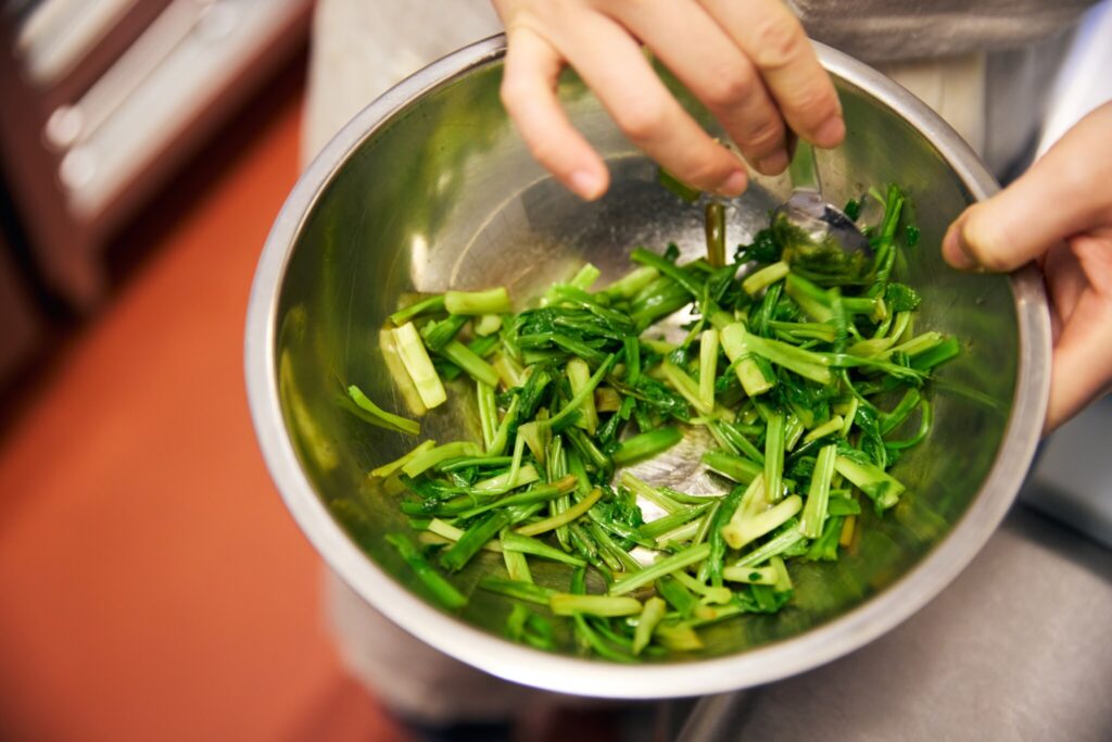 5 せりと金柑の白和え/おべんと屋さん〈75foods〉吉森なな子のレシピ帖 #10 | せりに醤油を加えたら軽くかき混ぜ、まんべんなく下味を行き渡らせます。 5 せりと金柑の白和え/おべんと屋さん〈75foods〉吉森なな子のレシピ帖 #10 | せりに醤油を加えたら軽くかき混ぜ、まんべんなく下味を行き渡らせます。
