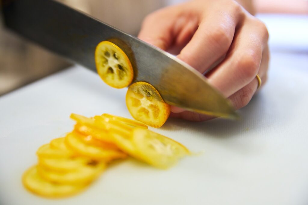 7 せりと金柑の白和え/おべんと屋さん〈75foods〉吉森なな子のレシピ帖 #10 | 包丁をきちんと研いでおくと、薄切りしやすい。日々のメンテナンスは大切です⋯⋯! 7 せりと金柑の白和え/おべんと屋さん〈75foods〉吉森なな子のレシピ帖 #10 | 包丁をきちんと研いでおくと、薄切りしやすい。日々のメンテナンスは大切です⋯⋯!