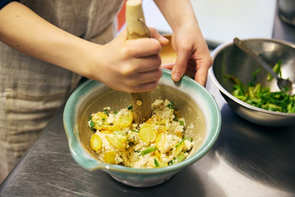 8 せりと金柑の白和え/おべんと屋さん〈75foods〉吉森なな子のレシピ帖 #10 | すり鉢で豆腐をつぶすと、調味料がよく絡み合い、味がまとまりやすいですよ。 8 せりと金柑の白和え/おべんと屋さん〈75foods〉吉森なな子のレシピ帖 #10 | すり鉢で豆腐をつぶすと、調味料がよく絡み合い、味がまとまりやすいですよ。