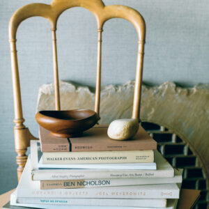 ダイニングの隅にそっと。背の美しい椅子の上に積まれた本、さらに置かれた石と器まで、色のグラデーションがなだらかに弧を描く。