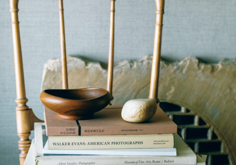 ダイニングの隅にそっと。背の美しい椅子の上に積まれた本、さらに置かれた石と器まで、色のグラデーションがなだらかに弧を描く。