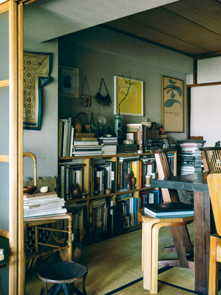 積み上げられた本に、生まれた土地や時代が異なるモノが無造作に置かれ、南雲さんの内側を探索できる秘密基地のような、ダイニング奥。 積み上げられた本に、生まれた土地や時代が異なるモノが無造作に置かれ、南雲さんの内側を探索できる秘密基地のような、ダイニング奥。