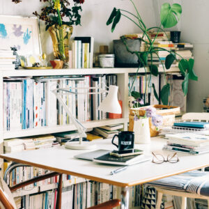 大学時代に東急ハンズで購入した本棚を今も愛用する。花や絵、お気に入りのモノに交じり、棚上には未読本が積み上がる。けっこうな数だ。