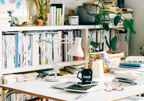 大学時代に東急ハンズで購入した本棚を今も愛用する。花や絵、お気に入りのモノに交じり、棚上には未読本が積み上がる。けっこうな数だ。 大学時代に東急ハンズで購入した本棚を今も愛用する。花や絵、お気に入りのモノに交じり、棚上には未読本が積み上がる。けっこうな数だ。