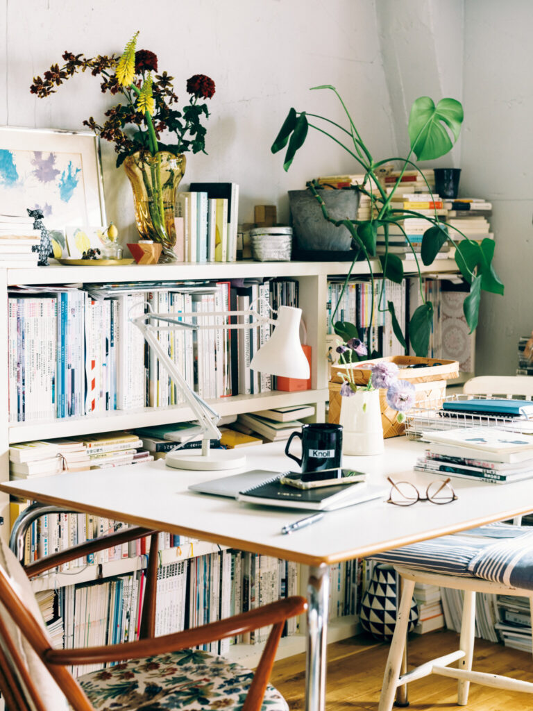 大学時代に東急ハンズで購入した本棚を今も愛用する。花や絵、お気に入りのモノに交じり、棚上には未読本が積み上がる。けっこうな数だ。