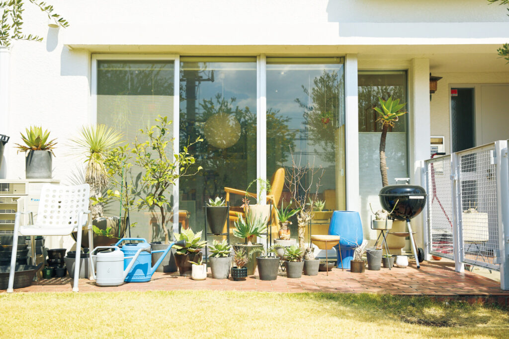 バッグデザイナー・石川敦幹さんが植物と暮らす家。空間に調和する、グリーンの整え方。南からの強い日差しを好む鉢植えは外に勢ぞろい。_02