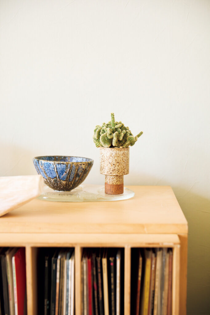 バッグデザイナー・石川敦幹さんが植物と暮らす家。空間に調和する、グリーンの整え方。アインシュタイン”と呼ばれるブレインカクタスは、「その形状から、育てていると頭がよくなるらしいです (笑) 」。 | アインシュタイン”と呼ばれるブレインカクタスは、「その形状から、育てていると頭がよくなるらしいです（笑）」。