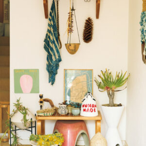 バッグデザイナー・石川敦幹さんが植物と暮らす家。空間に調和する、グリーンの整え方。玄関にも緑を。アルヴァ・アアルトのベンチ、大小ある〈アーキテクチュアル ポタリー〉の白いポットなどと共に。 | 玄関にも緑を。アルヴァ・アアルトのベンチ、大小ある〈アーキテクチュアル ポタリー〉の白いポットなどと共に。