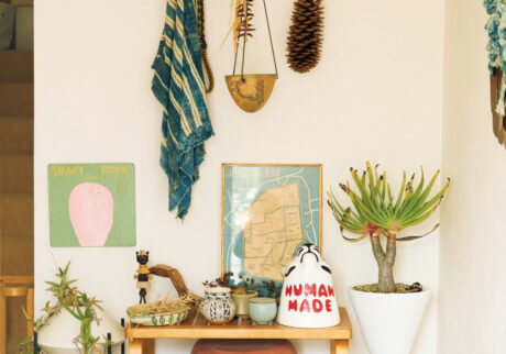 バッグデザイナー・石川敦幹さんが植物と暮らす家。空間に調和する、グリーンの整え方。玄関にも緑を。アルヴァ・アアルトのベンチ、大小ある〈アーキテクチュアル ポタリー〉の白いポットなどと共に。 | 玄関にも緑を。アルヴァ・アアルトのベンチ、大小ある〈アーキテクチュアル ポタリー〉の白いポットなどと共に。