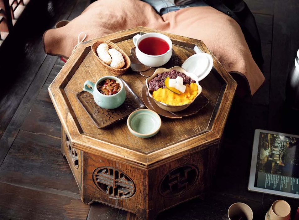 寿硯山房　五味子茶やナツメ茶のような伝統茶と、それに合う餅菓子や薬菓（ヤックァ）、ピンス | 五味子茶やナツメ茶のような伝統茶と、それに合う餅菓子や薬菓（ヤックァ）、ピンスなどが楽しめる。国産の良質な材料を使い、甘さ控えめ。
