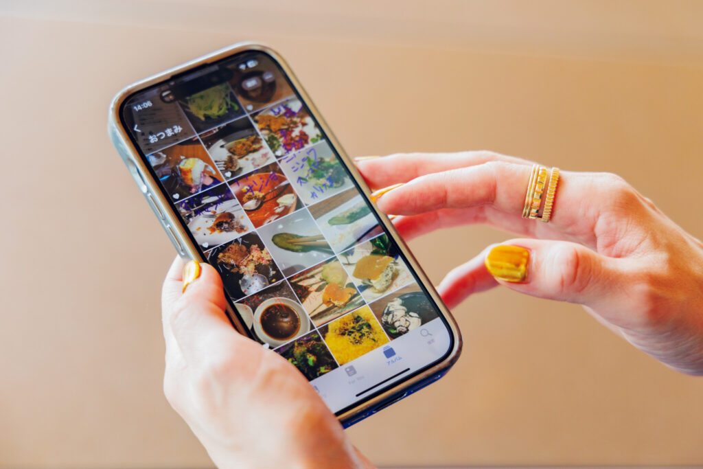 春菊を主役に。エビ味噌で和えた、おつまみにぴったりな一皿。03 スマホに収めている”おつまみフォルダ”。外食したときの気になる料理をストック。 | スマホに収めている”おつまみフォルダ”。外食したときの気になる料理をストック。