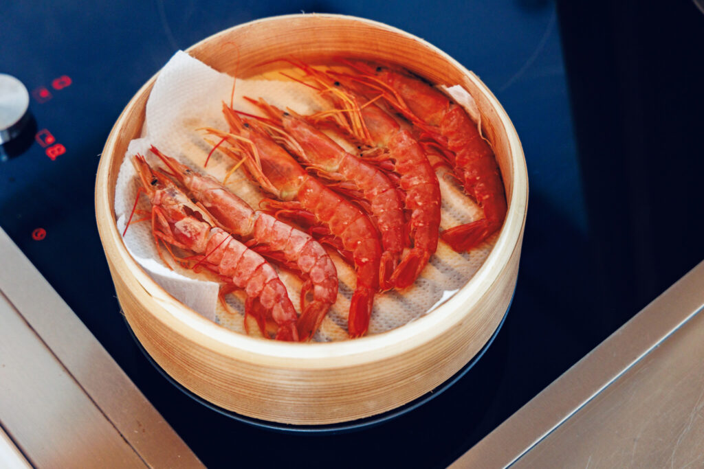 春菊を主役に。エビ味噌で和えた、おつまみにぴったりな一皿。04 エビはセイロに並べて蒸す。色が変わったら取り出す。 | エビはセイロに並べて蒸す。色が変わったら取り出す。