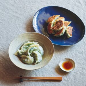 具材は、菜の花としらすだけ。肉なし餃子のレシピ。焼き餃子と水餃子に。水餃子の場合、茹でる湯にサラダ油を入れると皮のくっつき防止になる。たれは酢醤油のほか、酢と白胡椒やゆず胡椒もおいしい。 | 焼き餃子と水餃子に。水餃子の場合、茹でる湯にサラダ油を入れると皮のくっつき防止になる。たれは酢醤油のほか、酢と白胡椒やゆず胡椒もおいしい。