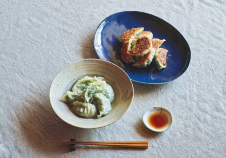 具材は、菜の花としらすだけ。肉なし餃子のレシピ。焼き餃子と水餃子に。水餃子の場合、茹でる湯にサラダ油を入れると皮のくっつき防止になる。たれは酢醤油のほか、酢と白胡椒やゆず胡椒もおいしい。 | 焼き餃子と水餃子に。水餃子の場合、茹でる湯にサラダ油を入れると皮のくっつき防止になる。たれは酢醤油のほか、酢と白胡椒やゆず胡椒もおいしい。