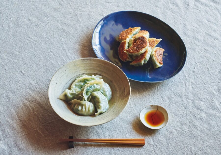 具材は、菜の花としらすだけ。肉なし餃子のレシピ。焼き餃子と水餃子に。水餃子の場合、茹でる湯にサラダ油を入れると皮のくっつき防止になる。たれは酢醤油のほか、酢と白胡椒やゆず胡椒もおいしい。 | 焼き餃子と水餃子に。水餃子の場合、茹でる湯にサラダ油を入れると皮のくっつき防止になる。たれは酢醤油のほか、酢と白胡椒やゆず胡椒もおいしい。