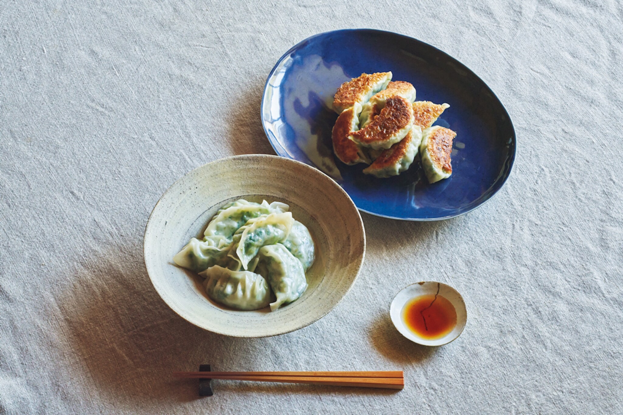 具材は、菜の花としらすだけ。肉なし餃子のレシピ。焼き餃子と水餃子に。水餃子の場合、茹でる湯にサラダ油を入れると皮のくっつき防止になる。たれは酢醤油のほか、酢と白胡椒やゆず胡椒もおいしい。 | 焼き餃子と水餃子に。水餃子の場合、茹でる湯にサラダ油を入れると皮のくっつき防止になる。たれは酢醤油のほか、酢と白胡椒やゆず胡椒もおいしい。
