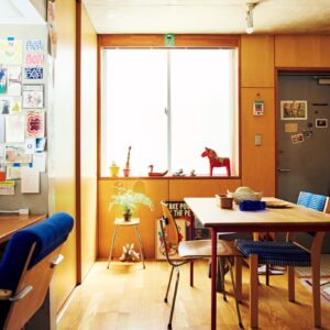 ダイニングテーブルとキャビネットは〈BEARER〉 のオリジナル家具。チェアはイームズやアアルトなどの名作ヴィンテージで揃える。