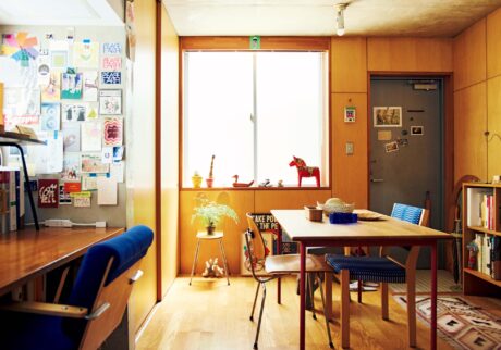 ダイニングテーブルとキャビネットは〈BEARER〉 のオリジナル家具。チェアはイームズやアアルトなどの名作ヴィンテージで揃える。