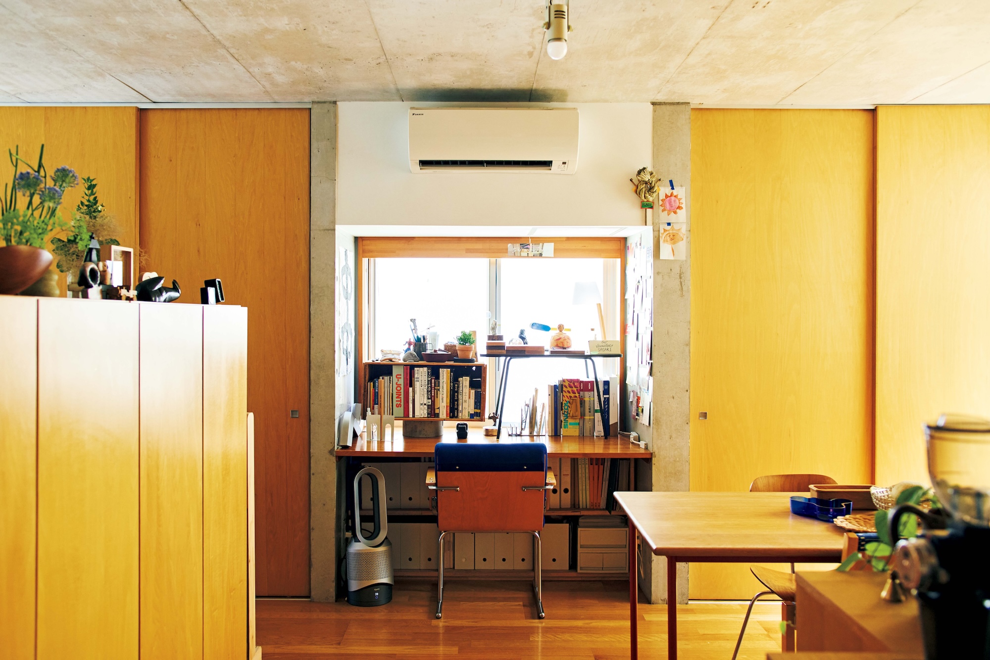 物件選びの決め手にもなった作り付けのデスクが、達也さんのお気に入りの場所。