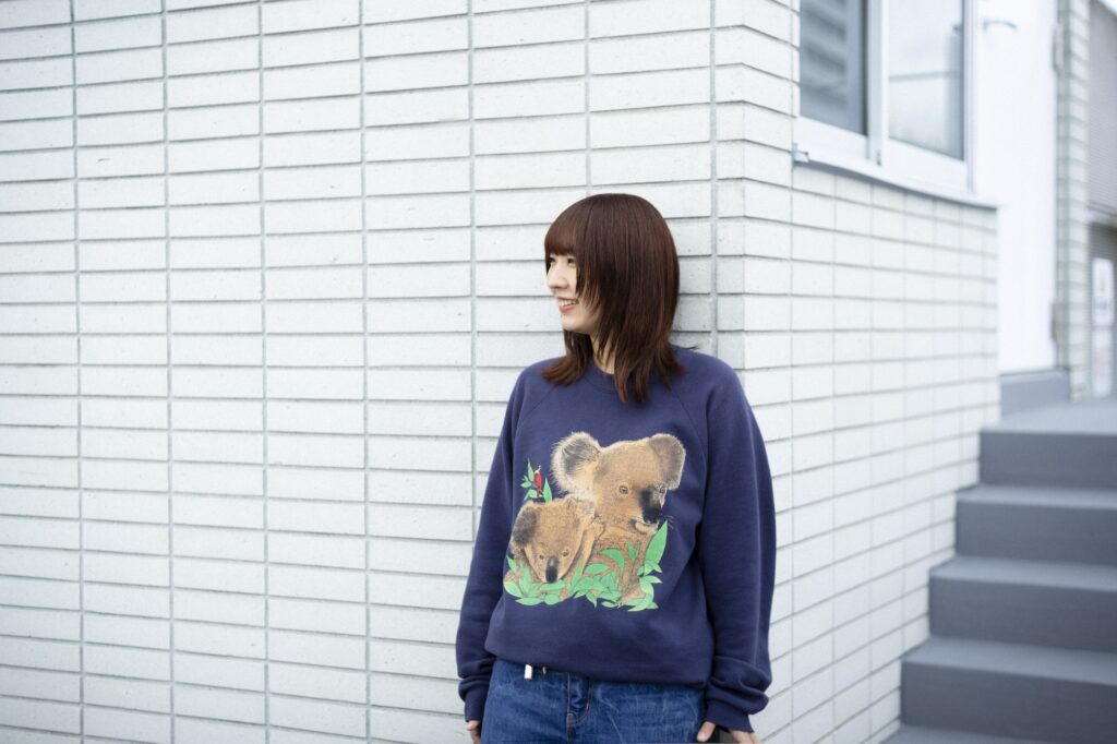 「風のように手なずけられない感情と、どのように付き合っていくかを表現したかった」。作家・小原晩さんが語る、小説『風を飼う方法』のこと。 「風のように手なずけられない感情と、どのように付き合っていくかを表現したかった」。作家・小原晩さんが語る、小説『風を飼う方法』のこと。