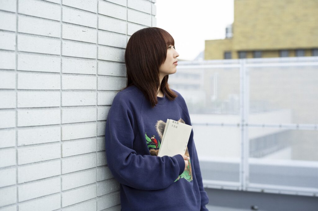 「風のように手なずけられない感情と、どのように付き合っていくかを表現したかった」。作家・小原晩さんが語る、小説『風を飼う方法』のこと。 「風のように手なずけられない感情と、どのように付き合っていくかを表現したかった」。作家・小原晩さんが語る、小説『風を飼う方法』のこと。