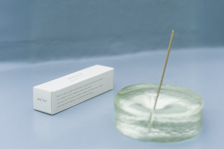 「風のように手なずけられない感情と、どのように付き合っていくかを表現したかった」。作家・小原晩さんが語る、小説『風を飼う方法』のこと。 「風のように手なずけられない感情と、どのように付き合っていくかを表現したかった」。作家・小原晩さんが語る、小説『風を飼う方法』のこと。