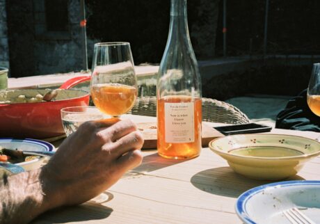 ナチュラルワインの革命児、アンダース・フレデリック・スティーンがワイン造りの日々を記した『Poetry Is Growing in Our Garden by Anders Frederik Steen』の日本語版が発売に。 | photo : Robbie Whitehead ナチュラルワインの革命児、アンダース・フレデリック・スティーンがワイン造りの日々を記した『Poetry Is Growing in Our Garden by Anders Frederik Steen』の日本語版が発売に。 | photo : Robbie Whitehead