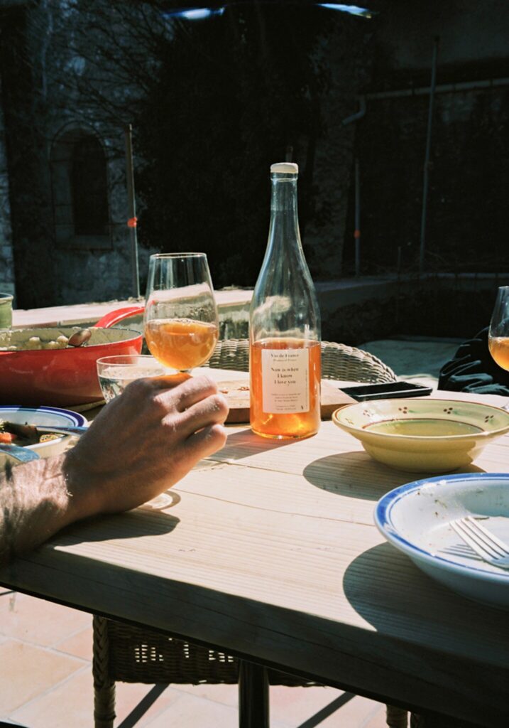 ナチュラルワインの革命児、アンダース・フレデリック・スティーンがワイン造りの日々を記した『Poetry Is Growing in Our Garden by Anders Frederik Steen』の日本語版が発売に。 | photo : Robbie Whitehead