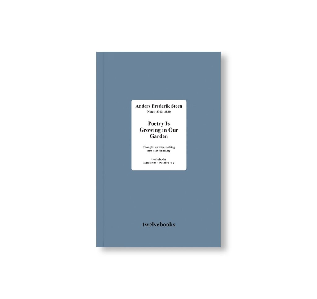 インテリアとしても映える表紙は、3色から選べる。ナチュラルワインの革命児、アンダース・フレデリック・スティーンがワイン造りの日々を記した『Poetry Is Growing in Our Garden by Anders Frederik Steen』の日本語版が発売に。