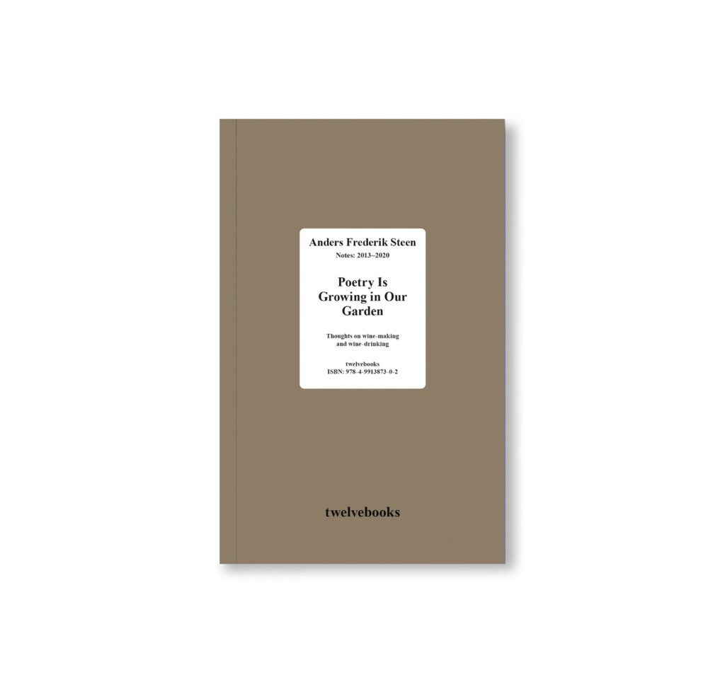 インテリアとしても映える表紙は、3色から選べる。ナチュラルワインの革命児、アンダース・フレデリック・スティーンがワイン造りの日々を記した『Poetry Is Growing in Our Garden by Anders Frederik Steen』の日本語版が発売に。