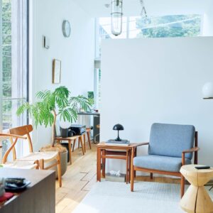 玄関からの眺め。グレーのファブリックチェアは、グレーテ・ヤルクが手がけた一脚。食事もお茶も寛ぐのもここで。