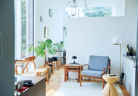 玄関からの眺め。グレーのファブリックチェアは、グレーテ・ヤルクが手がけた一脚。食事もお茶も寛ぐのもここで。