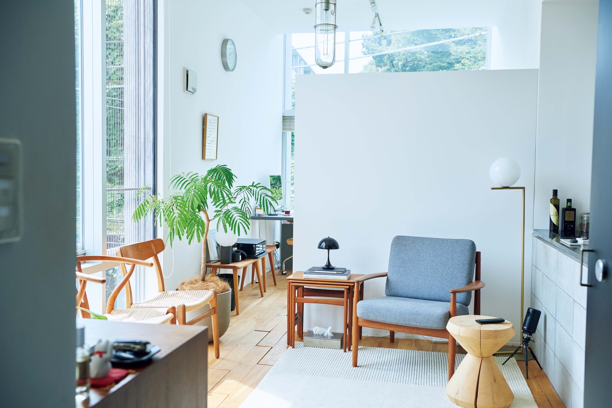 ヴィンテージ家具で木の温もりをプラスした、35平米ワンルームの空間づくり。