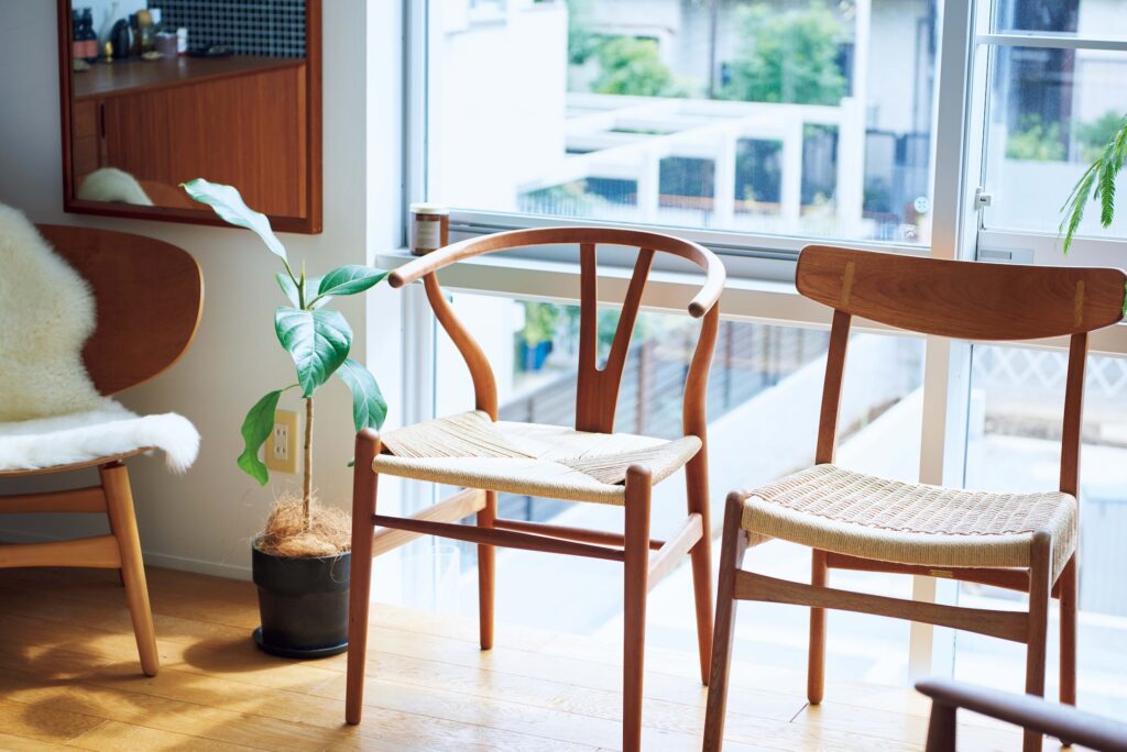 ハンス・Ｊ・ウェグナーの椅子3脚は、左から、FH1936、CH24、CH23。「座って、眺めて、時おり話しかけて。家での私を知る椅子は家族のようなもの」