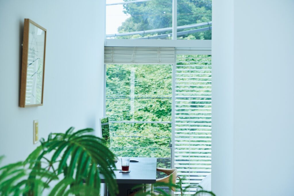 ベッドの脇をワークスペースに。椅子はハンス・Ｊ・ウェグナーのPP502スウィヴェルチェア。