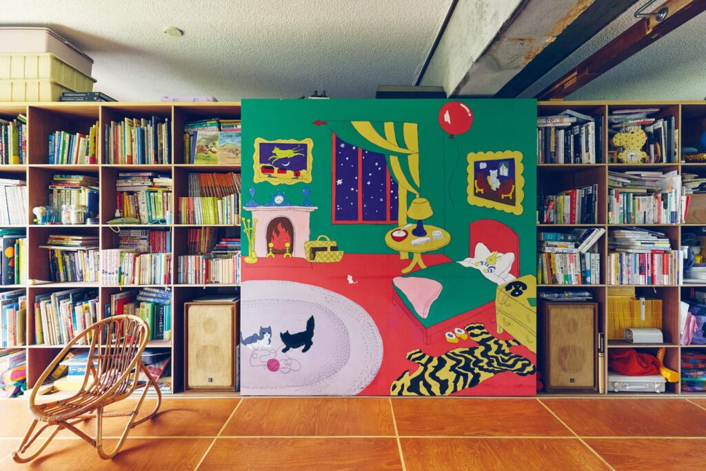 川端麻里子さんが娘と暮らす、間仕切り壁がない一室空間。「壁一面の本棚を作りたい」という希望が、家づくりのはじまり。