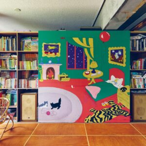 川端麻里子さんが娘と暮らす、間仕切り壁がない一室空間。「壁一面の本棚を作りたい」という希望が、家づくりのはじまり。