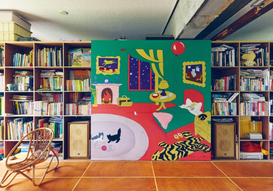 川端麻里子さんが娘と暮らす、間仕切り壁がない一室空間。「壁一面の本棚を作りたい」という希望が、家づくりのはじまり。