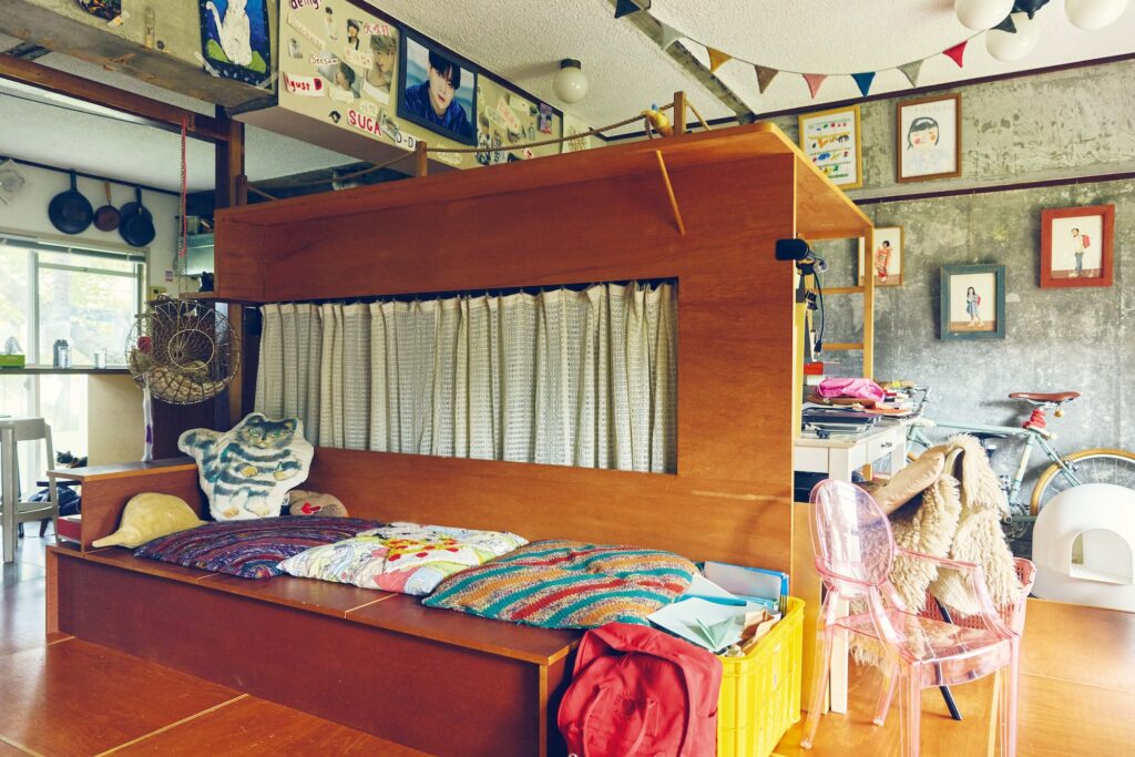 「スリーピングボックス」という名の多機能ボックス。長辺にデスクを置き、仕事場に。