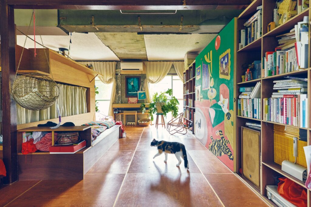 リノベーションは建築家の大井裕介さん、中坪多恵子さんに依頼。団地ならではの真四角の鉄筋コンクリート構造の空間を生かし、〝グリッドデザイン〞を効かせた。