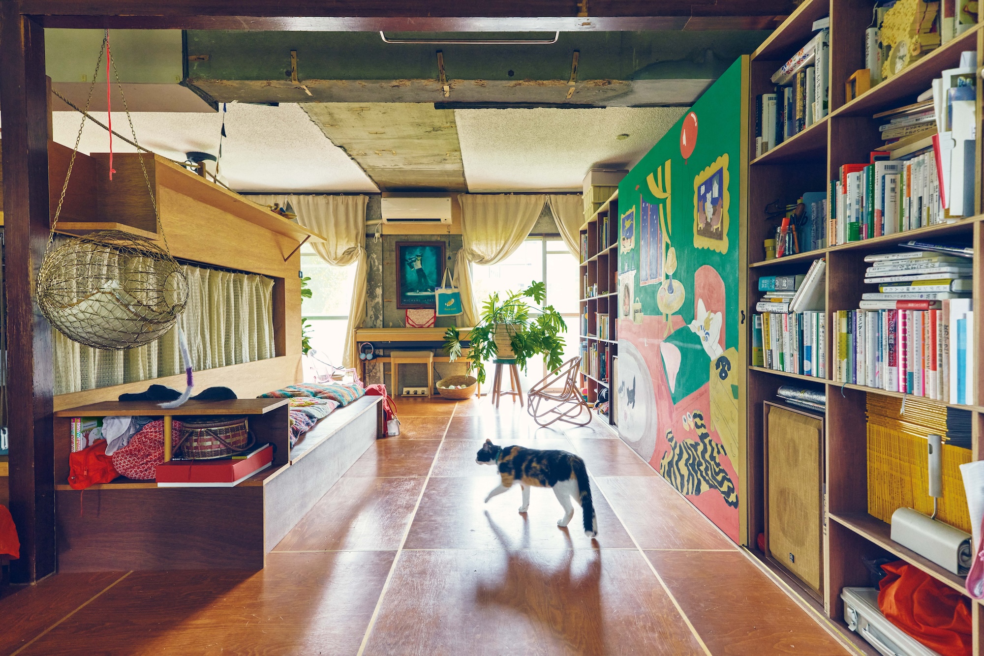 リノベーションは建築家の大井裕介さん、中坪多恵子さんに依頼。団地ならではの真四角の鉄筋コンクリート構造の空間を生かし、〝グリッドデザイン〞を効かせた。