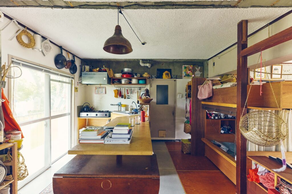 キッチン＆ダイニングは、風が通りやすいように仕切り壁のないラフな空間に。「大きなテーブルは必要なくて、バーカウンターのようにしたかったんです」