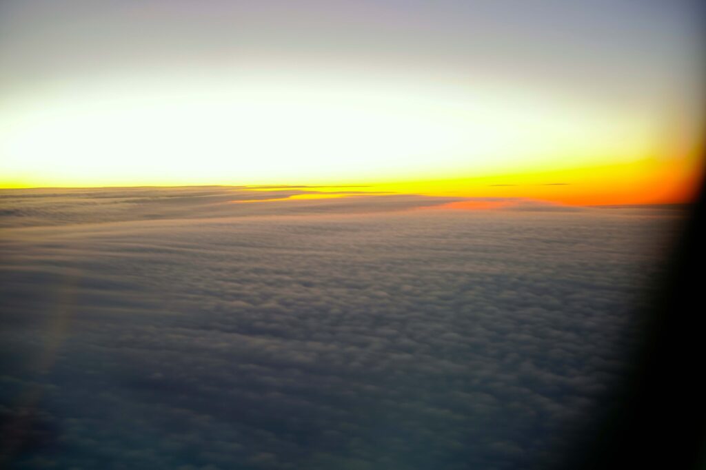 窓からの眺め。オーロラが見えることも。日本を深夜に出発した便は早朝にはヘルシンキに到着する。