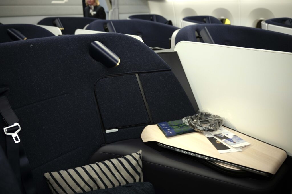 ビジネスクラスのシェル型シート“Air Lounge”はフルフラットにもなり、長距離フライトの疲れが軽減。快適に過ごせる。