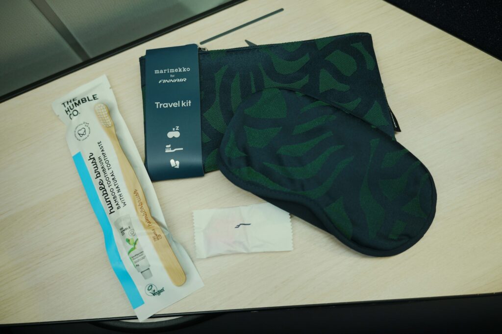 ビジネスクラスでは〈マリメッコ〉とフィンエアーがコラボしたオリジナルのトラベルキットが付く。