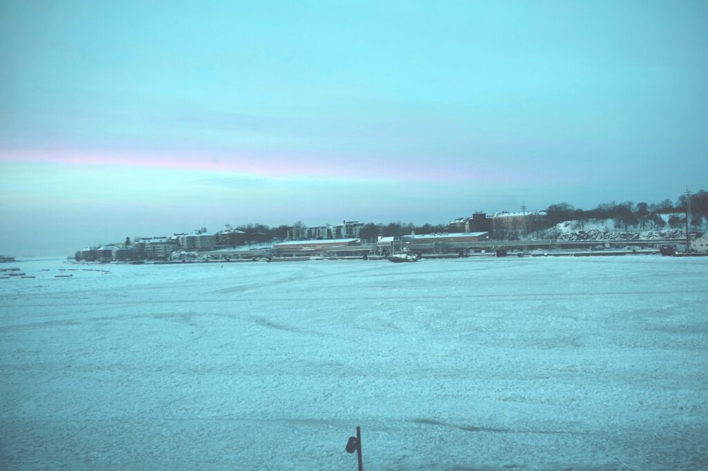 空気の澄んだ早朝のヘルシンキの街。静寂に包まれ、マジックアワーは息を呑む美しさ。