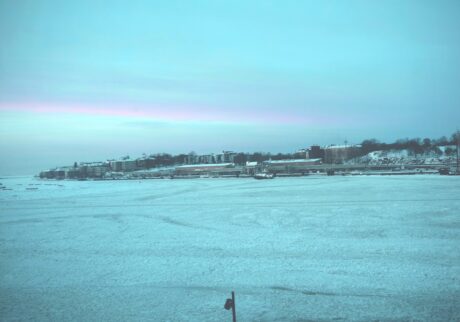 空気の澄んだ早朝のヘルシンキの街。静寂に包まれ、マジックアワーは息を呑む美しさ。