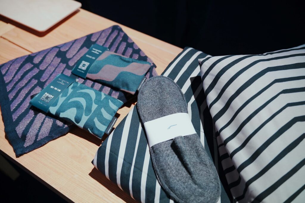 フィンエアーのアメニティといえば、〈マリメッコ〉。カトラリーは〈イッタラ〉。