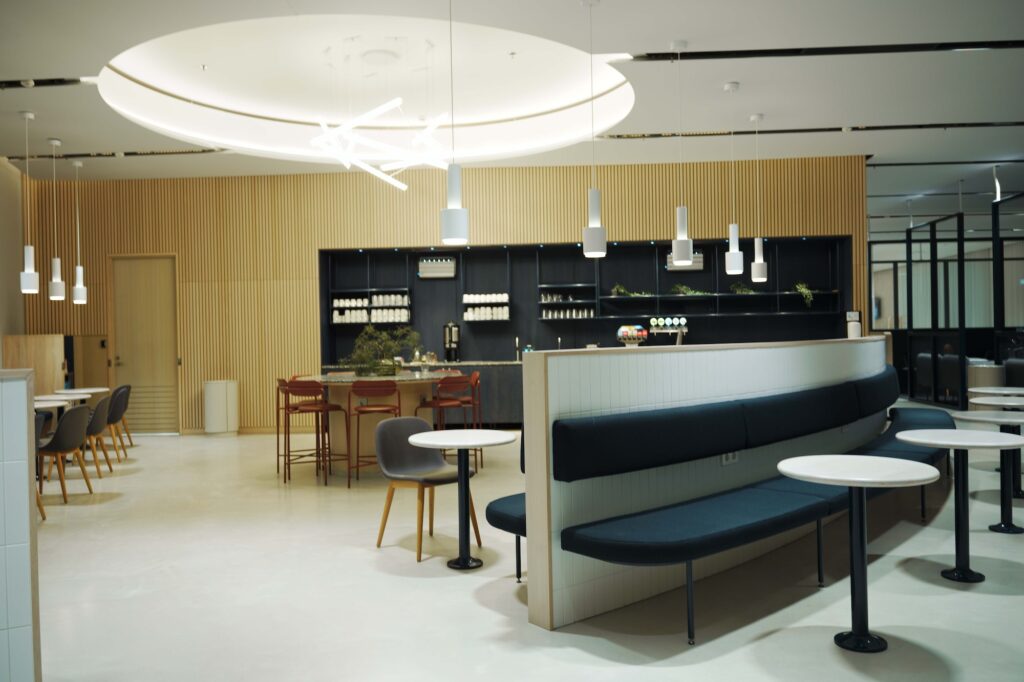 シェンゲン協定非加盟エリア (＝日本線が発着するエリア) にあるビジネスラウンジ「Finnair Business Lounge」。 | シェンゲン協定非加盟エリア（＝日本線が発着するエリア）「Finnair Business Lounge」。エコノミークラスも有料で使用できる。